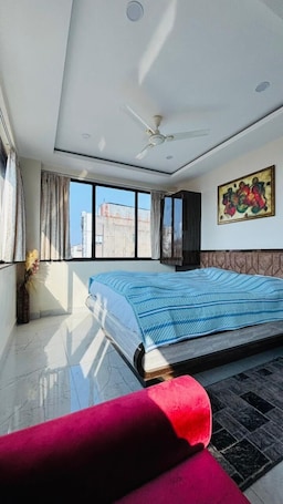 1 habitación, escritorio y espacio para trabajar con laptop