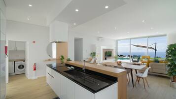 Geladeira, micro-ondas, fogão, lava-louças