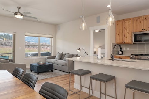 Scenic Mountain Views in Dog-Friendly Home