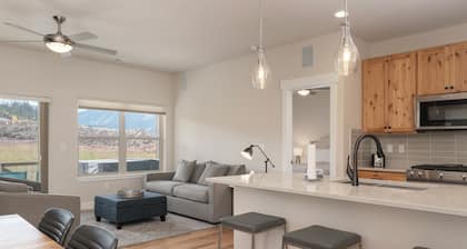 Scenic Mountain Views in Dog-Friendly Home