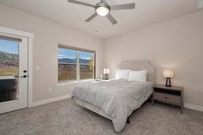 3 bedrooms, iron/ironing board, free WiFi, bed sheets - Scenic Mountain Views in Dog-Friendly Home (Fraser)
