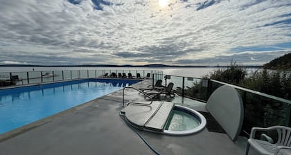 Waterfront Wonder!
Beautiful oceanfront 1 bedroom condo with amazing views!