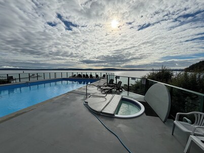 Waterfront Wonder! 
Beautiful oceanfront 1 bedroom condo with amazing views!