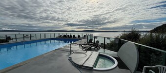 Waterfront Wonder!
Beautiful oceanfront 1 bedroom condo with amazing views!