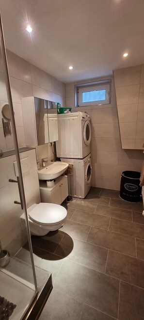 Een douche, een haardroger, handdoeken, zeep