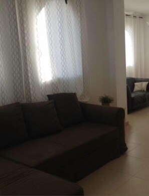 Smart TV, DVD player, books, stereo