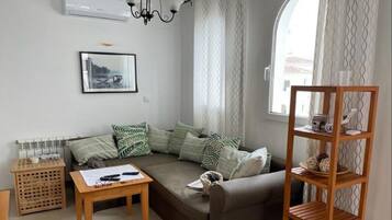 Een smart-tv, een dvd-speler, boeken en een stereo