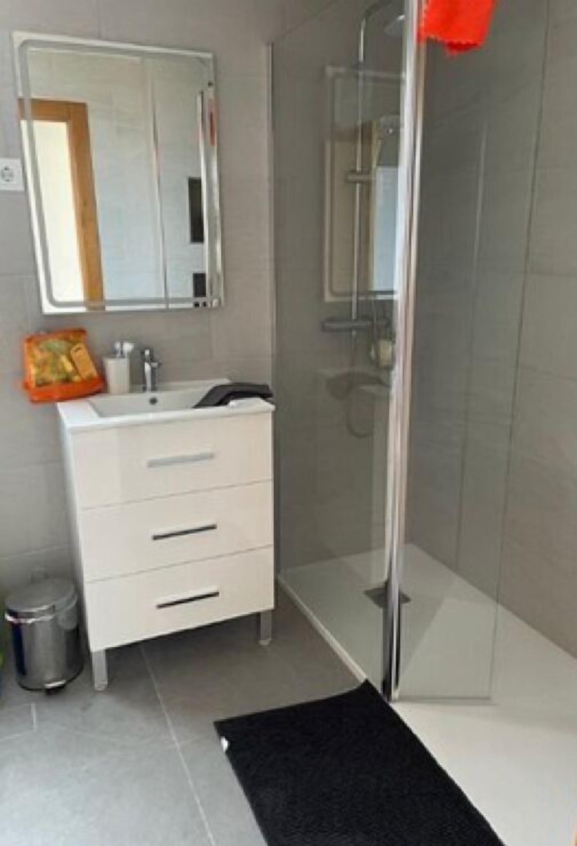 Een douche, een haardroger, handdoeken, zeep