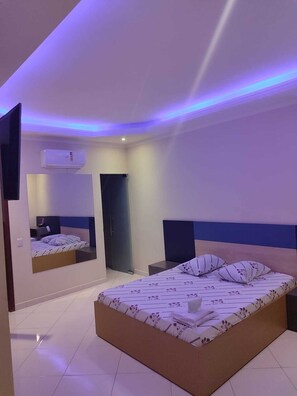 Habitación doble estándar | Escritorio, espacio para trabajar con laptop y wifi gratis 