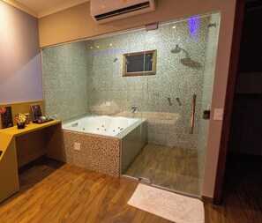 Escritorio, espacio para trabajar con laptop y wifi gratis