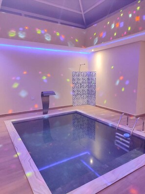 Escritorio, espacio para trabajar con laptop y wifi gratis