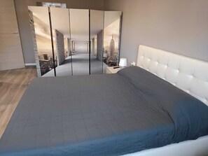 1 slaapkamer, een bureau, een strijkplank/strijkijzer, reisbedje