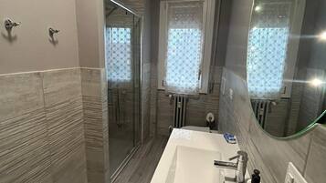 Dusche, Haartrockner, Bidet, Handtücher