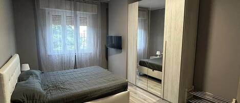 1 Schlafzimmer, Schreibtisch, Bügeleisen/Bügelbrett, Reisekinderbett