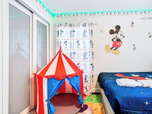 5 quartos, ferros/tábuas de passar roupa, berço de viagem