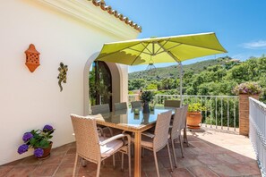 Outdoor dining - Luxury Villa - Sleeps up to 8 & Infinity Pool (Estepona)