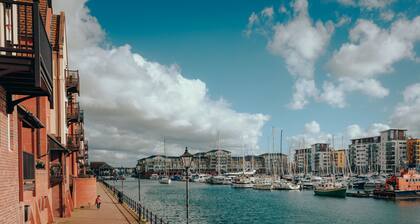 Lock & Quay - waterfront oasis