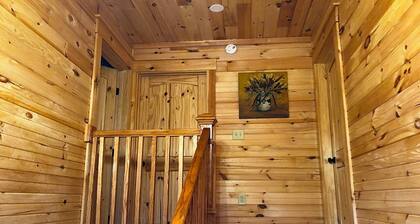 Nature pure. Lakeside cabin near skiing and the charming town of Bridgton.