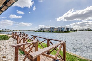 Property grounds - StayAU 5BR Idyllic Lakefront Escape Point Cook (Point Cook)
