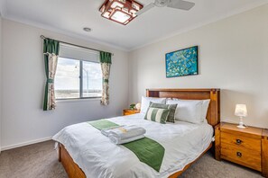 5 slaapkamers, een bureau, een strijkplank/strijkijzer, reisbedje