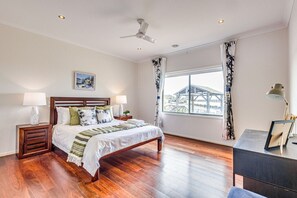 5 Schlafzimmer, Schreibtisch, Bügeleisen/Bügelbrett, Reisekinderbett