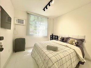 1 bedroom, desk, free WiFi, bed sheets - Room in the best part of downtown Rio de Janeiro (Centro Rio de Janeiro)