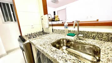 Refrigerador, microondas, horno, placa de cocina