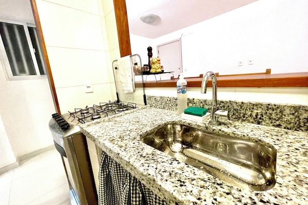 Een koelkast, een magnetron, een oven, een kookplaat