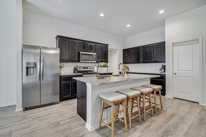 Kjøleskap, mikrobølgeovn, ovn og kokeplater