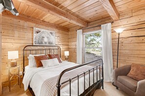 5 bedrooms, in-room safe, desk, iron/ironing board