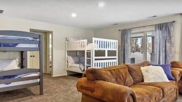 4 soverom, strykejern/-brett, reiseseng for barn og wi-fi