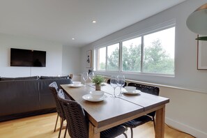 コンフォート アパートメント | 客室内のダイニングエリア