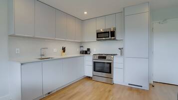 Comfort Apartment | Private kitchen | Coffee/tea maker, toaster, blender, paper towels