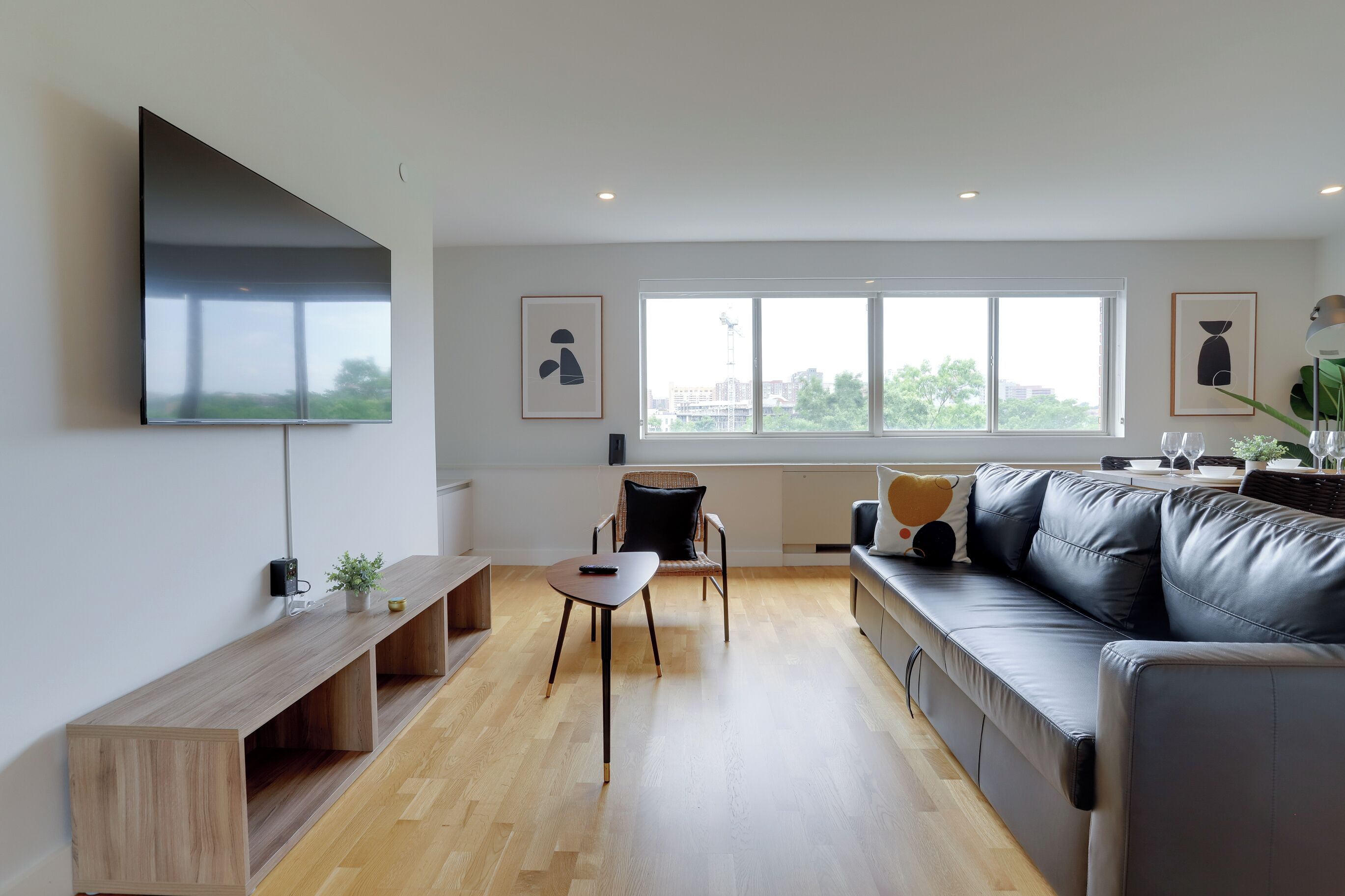 컴포트 아파트 | 거실 공간 | 케이블 채널 시청이 가능한 50인치 스마트 TV