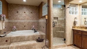 Jetted tub, hair dryer, towels, soap - Prestigious 4-bedroom home with all amenities in beautiful  Ruidoso (Ruidoso)