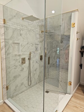 Shower, towels, soap, shampoo - 2 Bedroom Executive Apartment in Utterson  (Huntsville)
