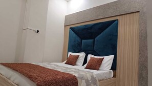3 bedrooms, WiFi, bed sheets - 3-bedroom bungalow in wonderful Varanasi with WiFi, fitness room, AC (Varanasi)