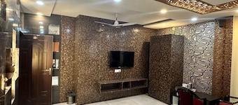 Spacious hotel in charming Varanasi with WiFi, AC