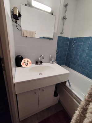 Secadora de cabello, jabón, papel de baño 