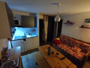 Una televisión, libros