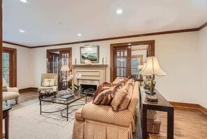 TV, offices - Casa Delfino - Savor Old World Charm with a Lush Poolside Retreat (West Palm Beach)