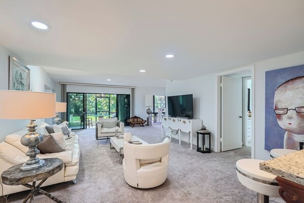 TV, offices - Palm View Terrace - Unwind on a Private Terrace in a Gated Community (West Palm Beach)