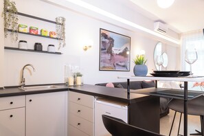 Fridge, stovetop, coffee/tea maker, toaster - SWEET Syntagma House 4 - Fresh, Calm, Sunny (Athina)