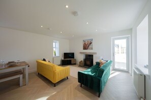 TV, fireplace