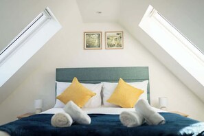 3 bedrooms, iron/ironing board, travel crib, free WiFi - Easter Cottage 4-Bed in Turriff Aberdeenshire (Turriff)