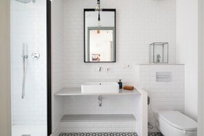 Shower, towels, toilet paper - Bright quiet, workspace, 2 balconies & park views (Barcelona)