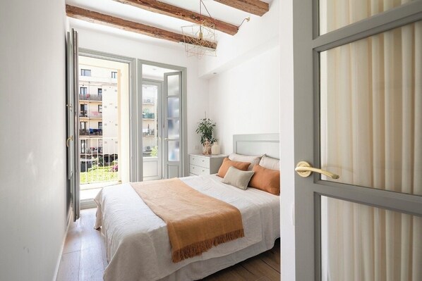 2 bedrooms, in-room safe, desk, WiFi - Bright quiet, workspace, 2 balconies & park views (Barcelona)
