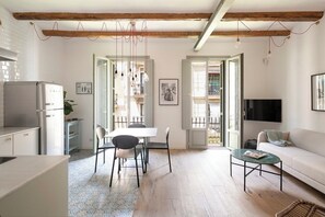 Interior - Bright quiet, workspace, 2 balconies & park views (Barcelona)