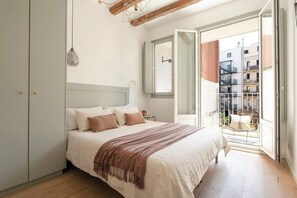 2 bedrooms, in-room safe, desk, WiFi