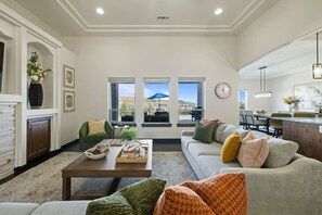 TV connectée, cheminée, livres